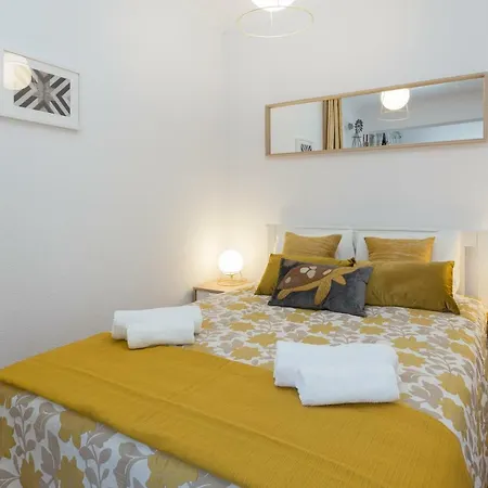 2 Comfy Bright Flats With Netflix