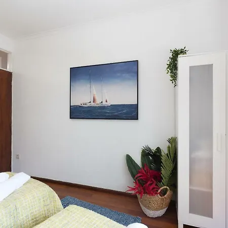 2 Comfy Bright Flats With Netflix *