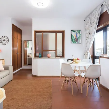 2 Comfy Bright Flats With Netflix *