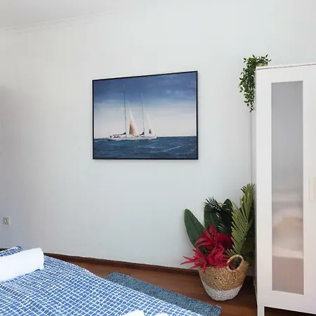2 Comfy Bright Flats With Netflix *