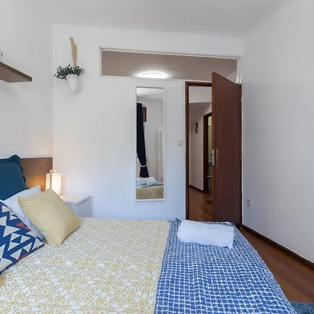 2 Comfy Bright Flats With Netflix *