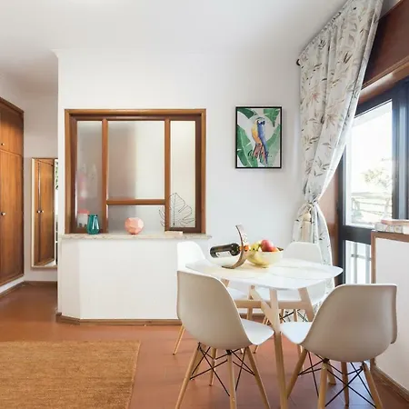 2 Comfy Bright Flats With Netflix Appartamento Oporto