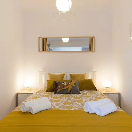 2 Comfy Bright Flats With Netflix *