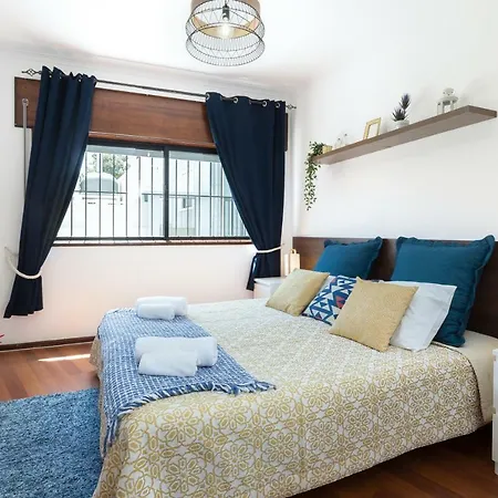 2 Comfy Bright Flats With Netflix *