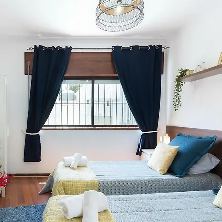 2 Comfy Bright Flats With Netflix *
