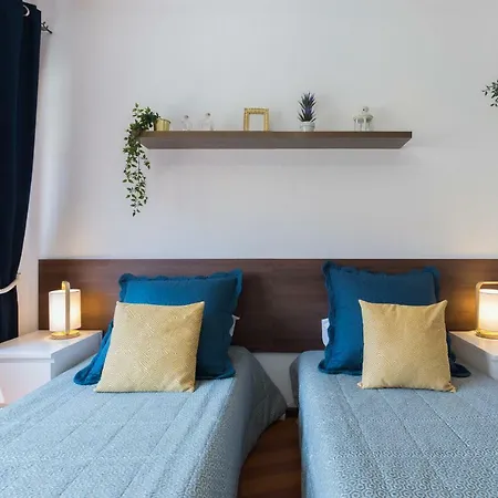 2 Comfy Bright Flats With Netflix